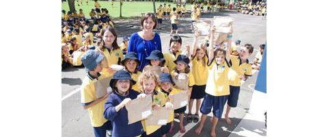Sandra Finlay with some ezlunch kids at Milford School